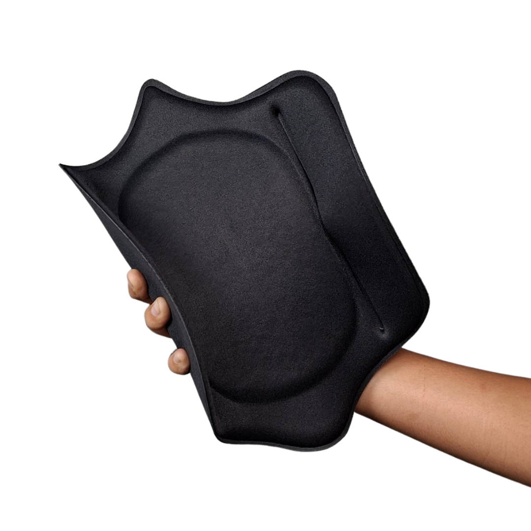 Tabla abdominal postquirúrgica en forma de mariposa con tres relieves verticales para definir la marcación abdominal, color negro.