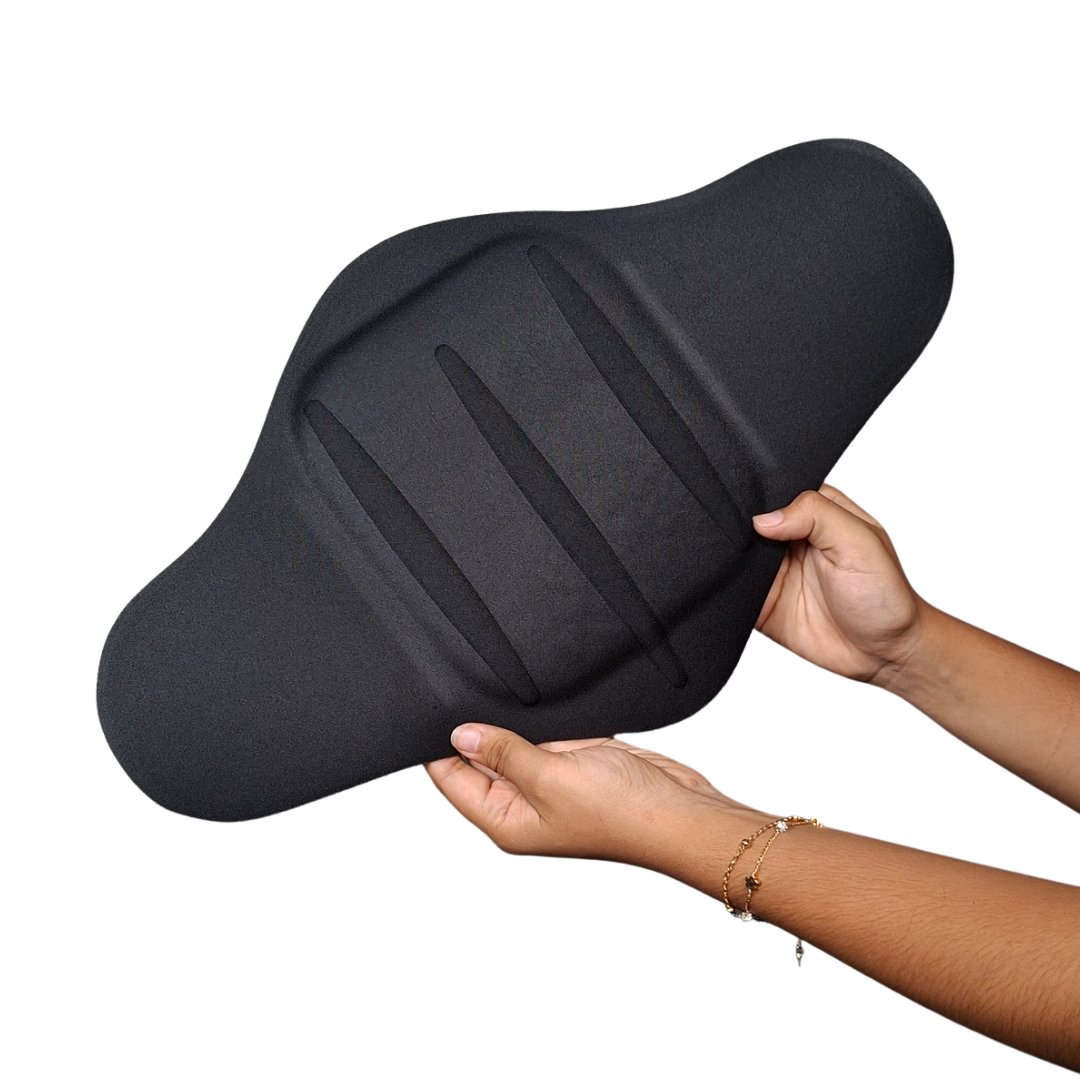 Tabla abdominal postquirúrgica de gran cobertura con extensiones laterales para los flancos y tres relieves verticales para definición muscular, color negro.