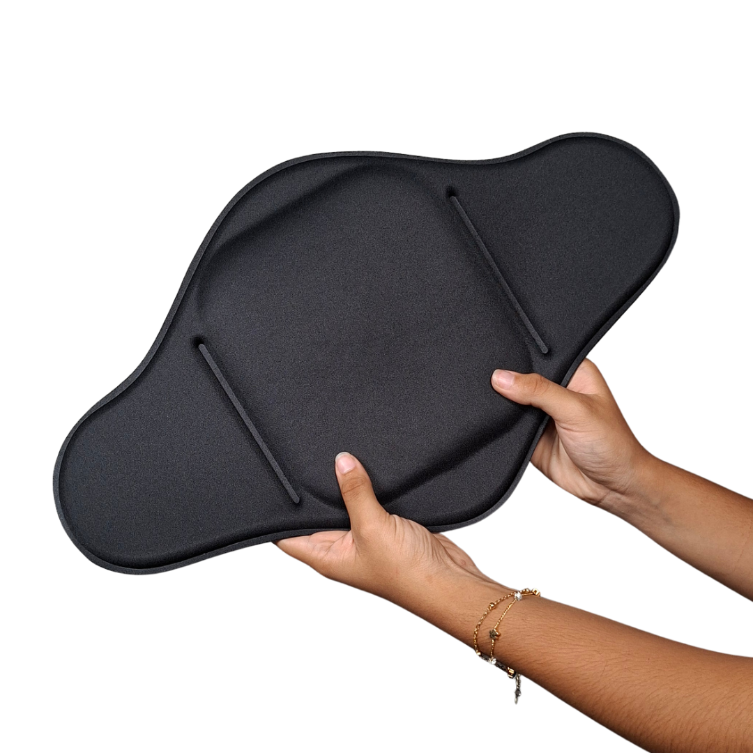 Tabla abdominal postquirúrgica de gran cobertura con extensiones laterales para los flancos y tres relieves verticales para definición muscular, color negro.