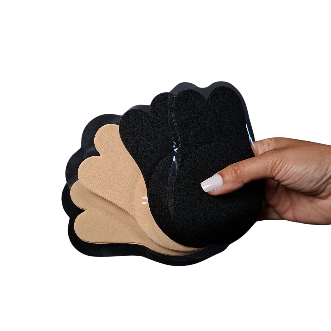 Sujetador adhesivo invisible en colores beige y negro con diseño de orejas de conejo para levantamiento de busto.