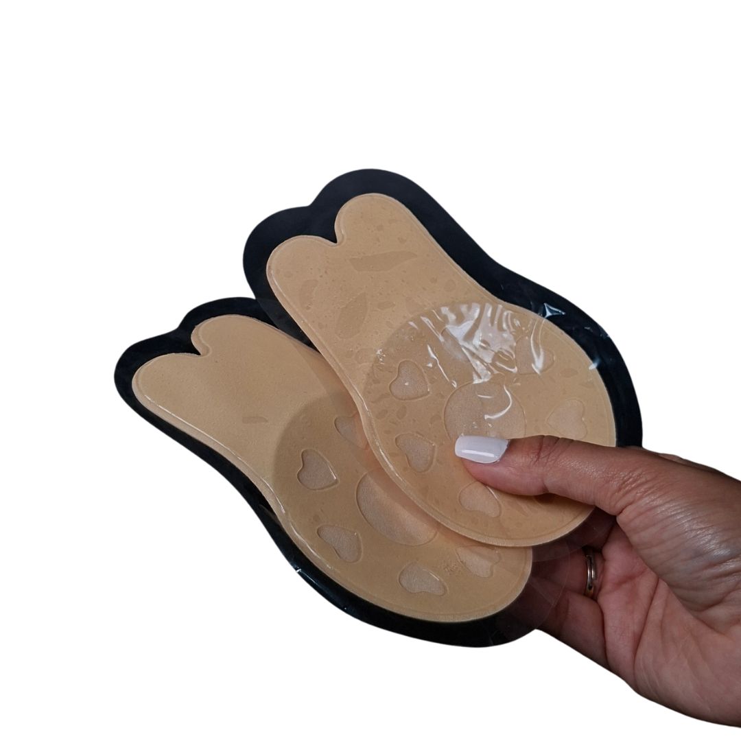 Sujetador adhesivo invisible en colores beige y negro con diseño de orejas de conejo para levantamiento de busto.