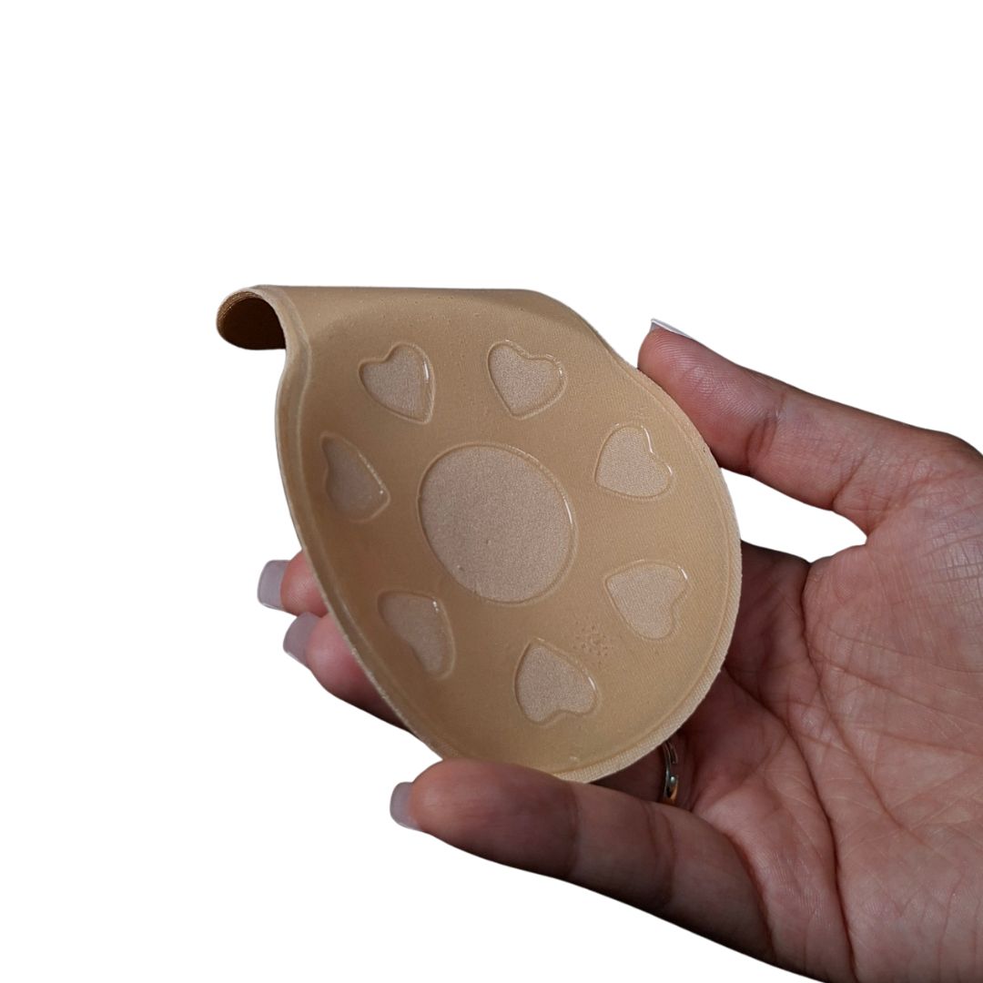 Sujetador adhesivo invisible en colores beige y negro con diseño de orejas de conejo para levantamiento de busto.