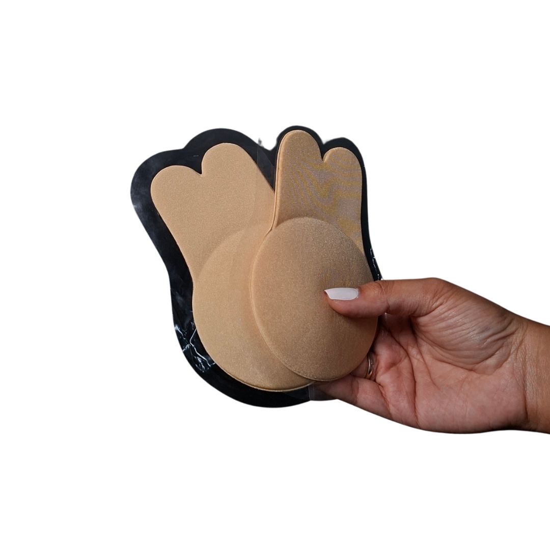 Sujetador adhesivo invisible en colores beige y negro con diseño de orejas de conejo para levantamiento de busto.