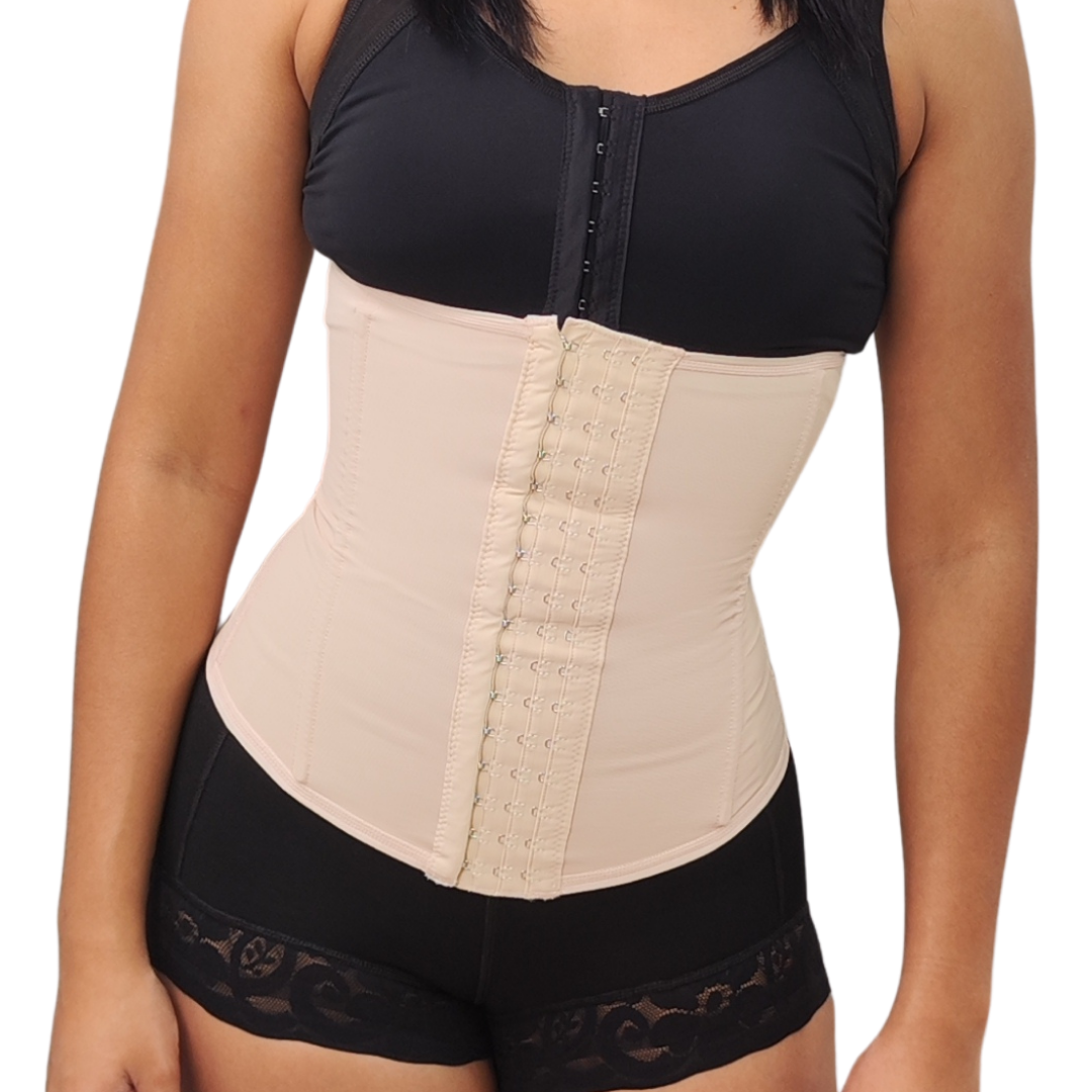 Cinturilla tipo corset de alta compresión con 4 varillas metálicas. Ideal para uso diario. Controla y moldea la cintura, proporciona soporte lumbar y corrige la postura. Fabricada en Powernet y Spandex con gafetes frontales.