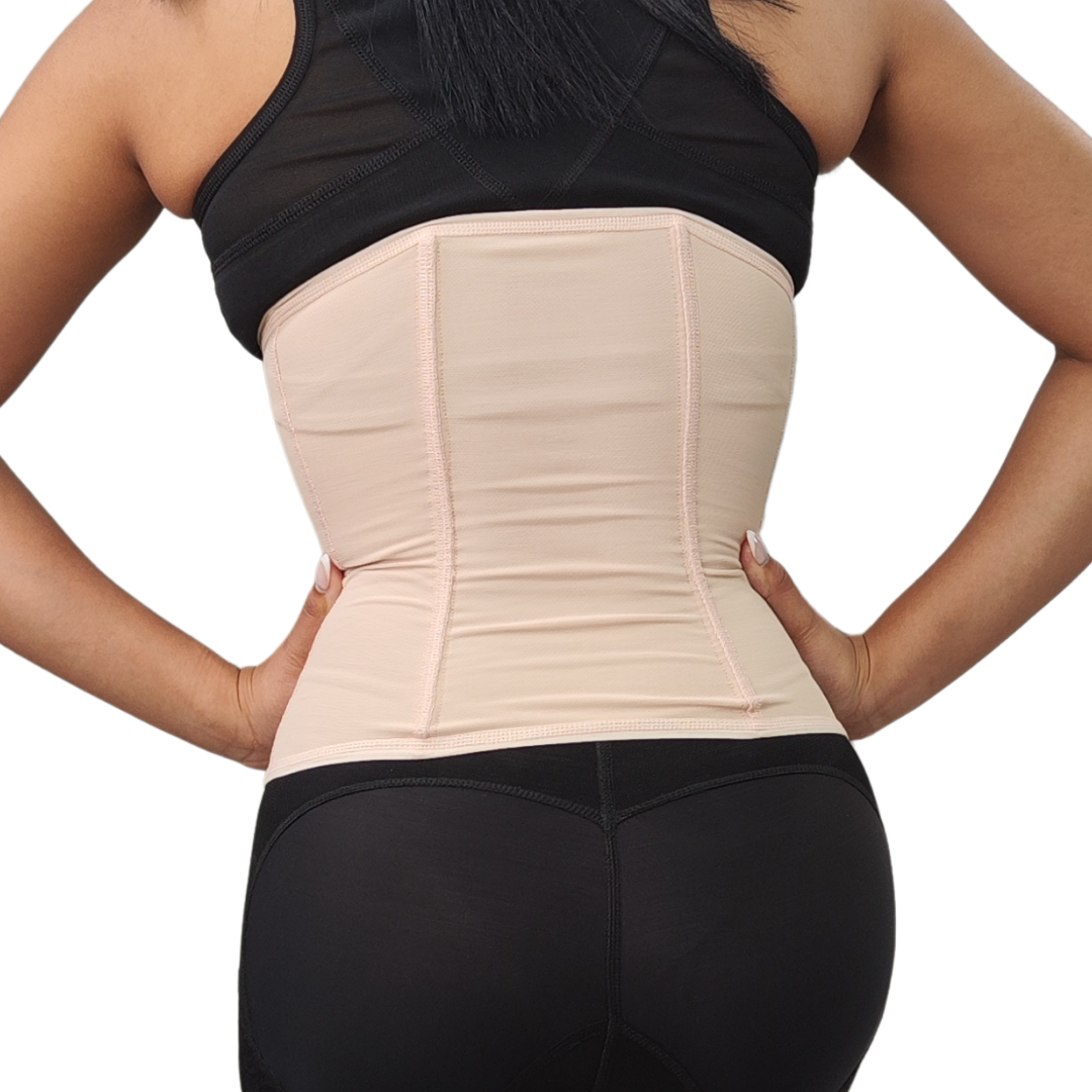 Cinturilla tipo corset de alta compresión con 4 varillas metálicas. Ideal para uso diario. Controla y moldea la cintura, proporciona soporte lumbar y corrige la postura. Fabricada en Powernet y Spandex con gafetes frontales.