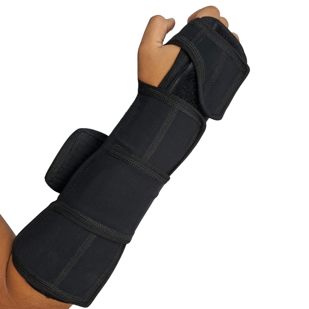 Férula inmovilizadora de muñeca y antebrazo en color negro, con múltiples cierres de velcro para un ajuste seguro y una estabilización total de la articulación.