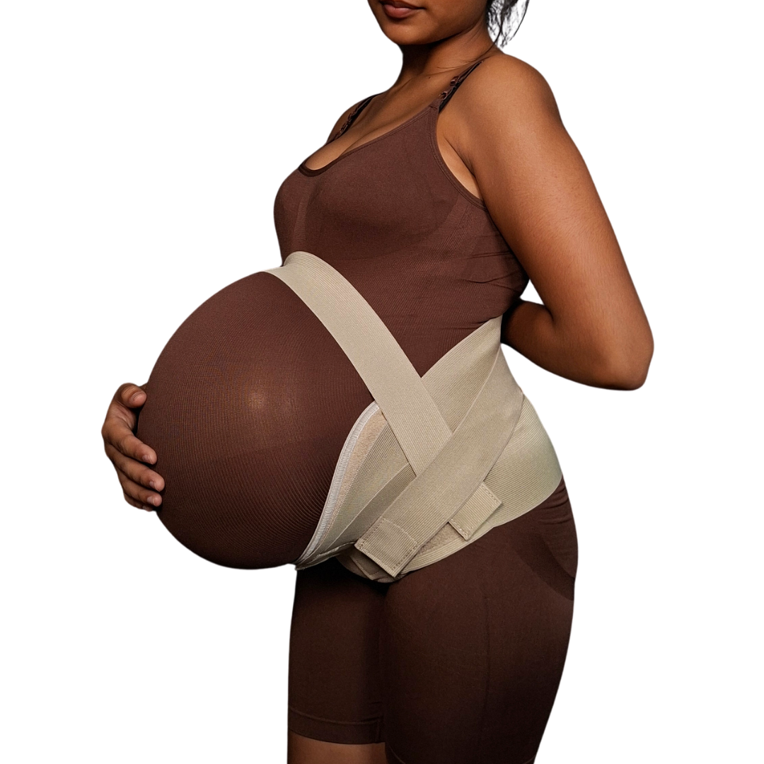 Mujer embarazada utilizando una faja de soporte de maternidad en color beige, con un sistema de bandas elásticas ajustables que elevan el abdomen y brindan soporte a la espalda baja.