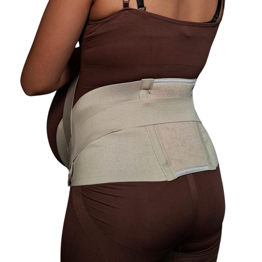 Mujer embarazada utilizando una faja de soporte de maternidad en color beige, con un sistema de bandas elásticas ajustables que elevan el abdomen y brindan soporte a la espalda baja.