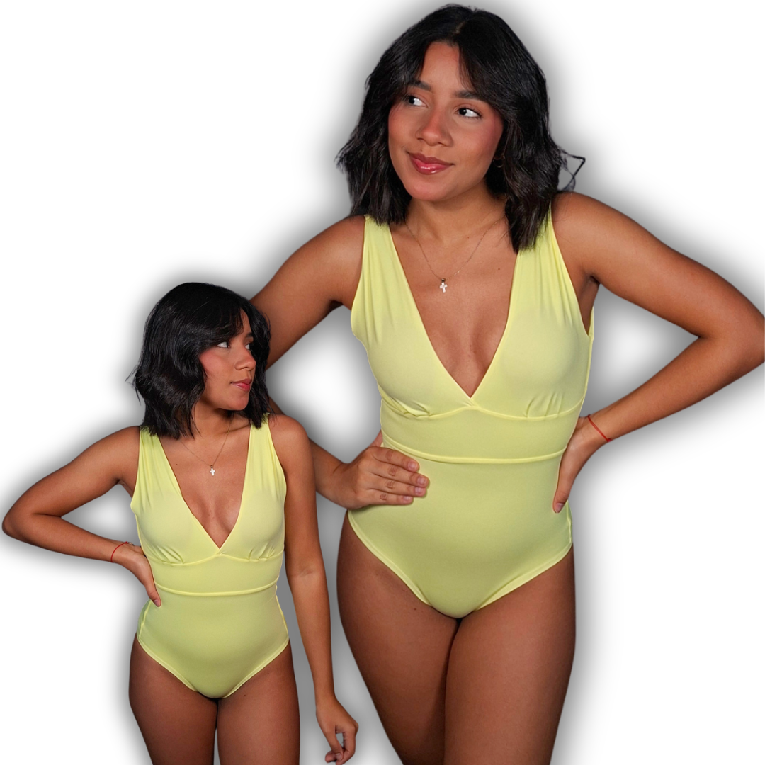 Body moldeador exterior de colores con cuello de corte en V pronunciado, mangas sisa y faja de alta compresión interna integrada.