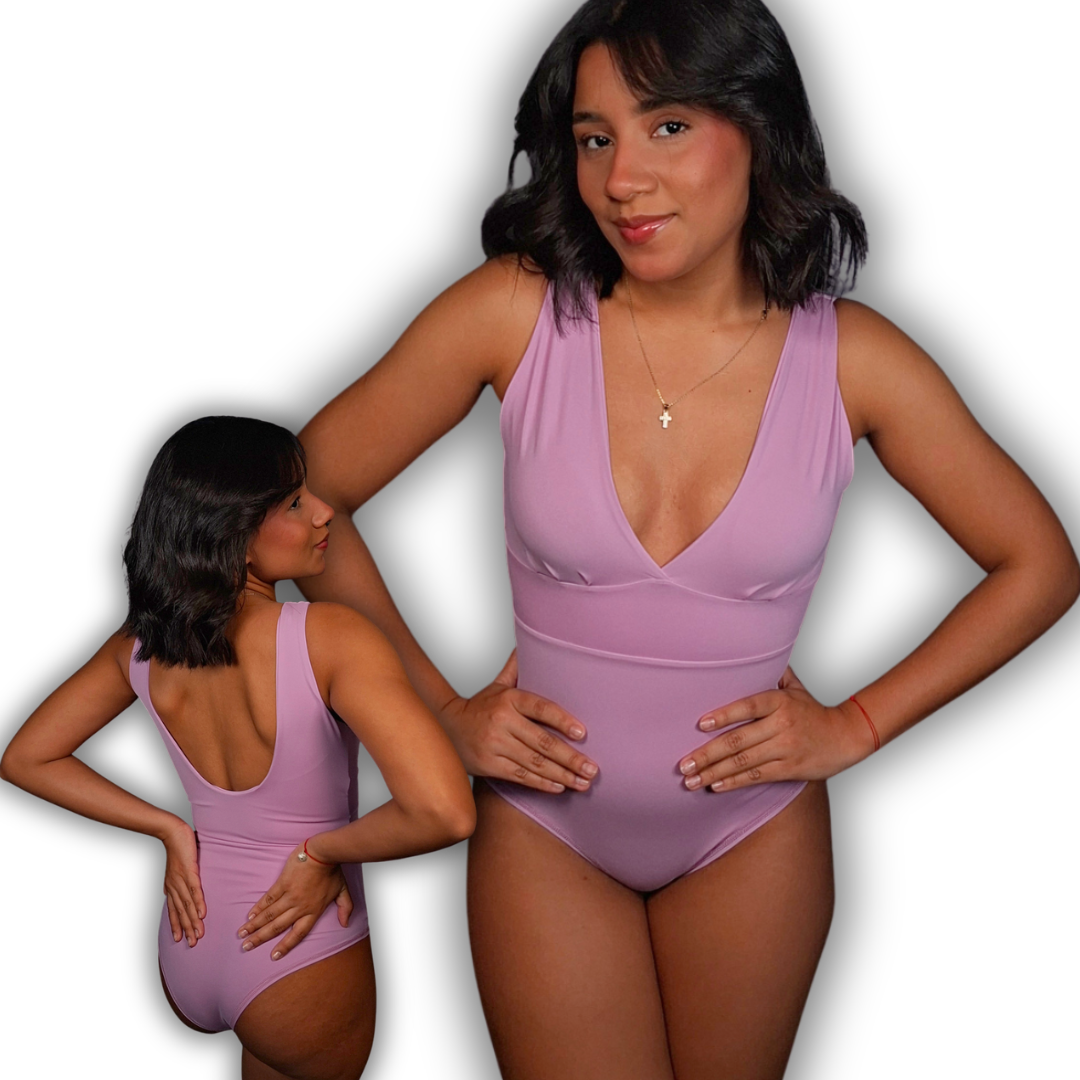 Body moldeador exterior de colores con cuello de corte en V pronunciado, mangas sisa y faja de alta compresión interna integrada.