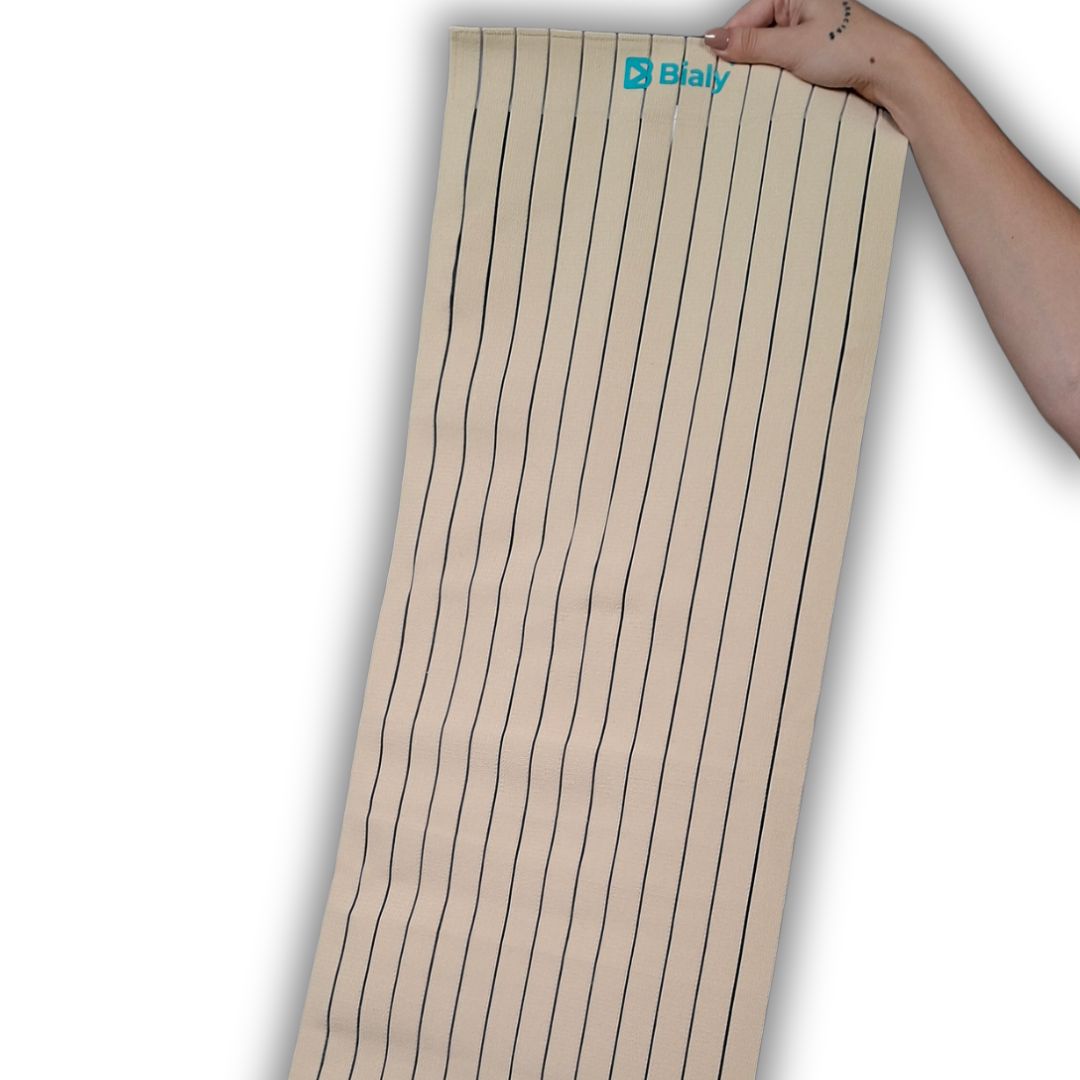 Empaque de la faja abdominal post-operatoria marca Bialy en las tallas S-M y L-XL junto con muestras extendidas de la faja elástica de color beige con cierre de velcro ajustable