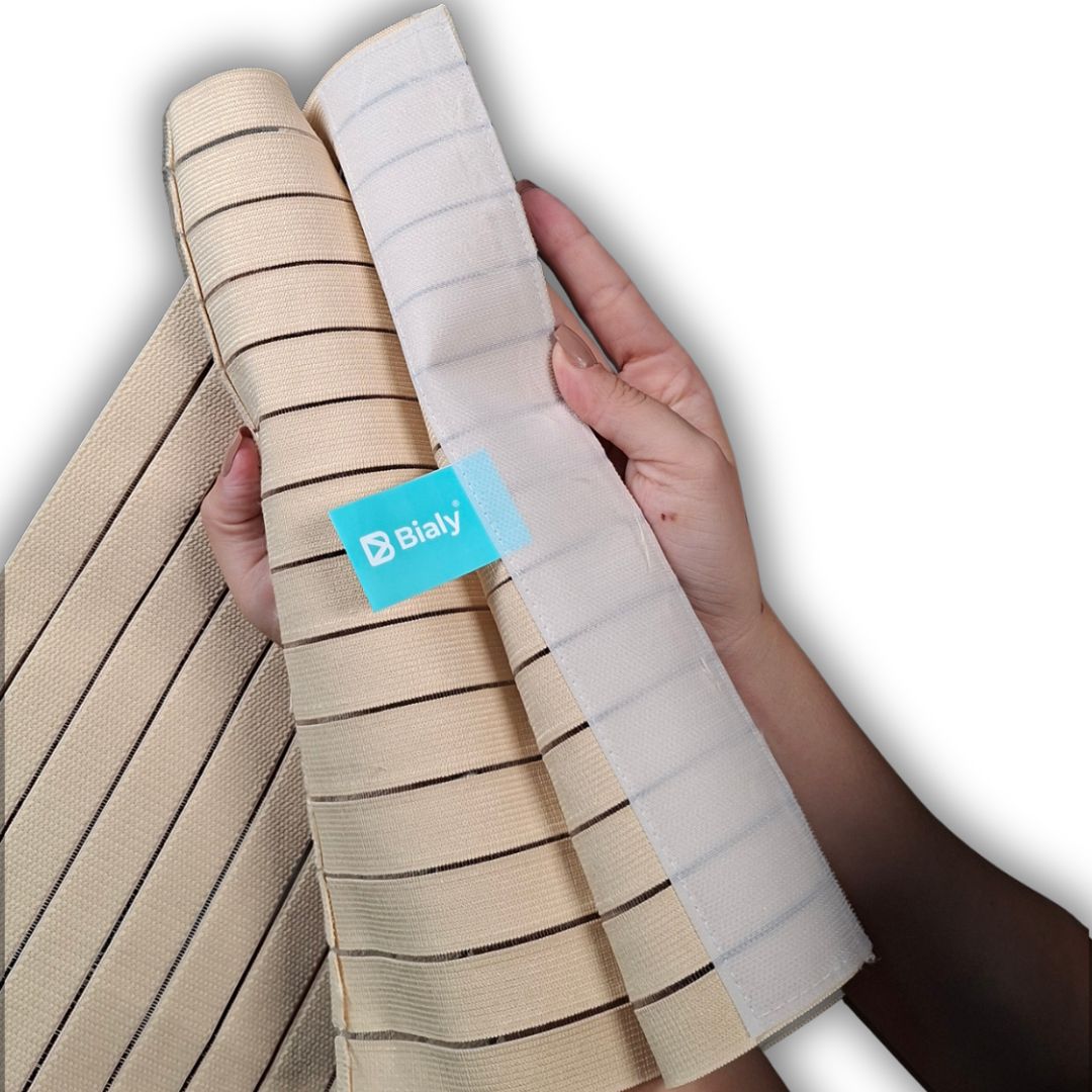 Empaque de la faja abdominal post-operatoria marca Bialy en las tallas S-M y L-XL junto con muestras extendidas de la faja elástica de color beige con cierre de velcro ajustable