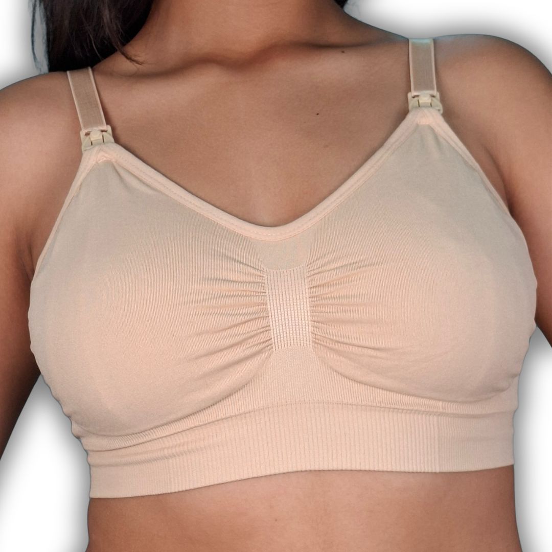 Modelo usando un brasier materno para lactancia de color beige de la marca Aosi Rose, textura acanalada, broches frontales de lactancia y abrochadura posterior