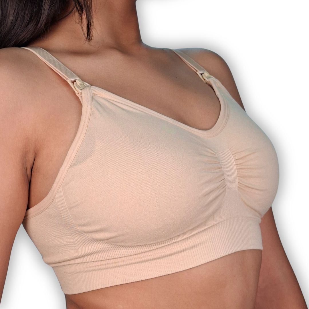 Modelo usando un brasier materno para lactancia de color beige de la marca Aosi Rose, textura acanalada, broches frontales de lactancia y abrochadura posterior