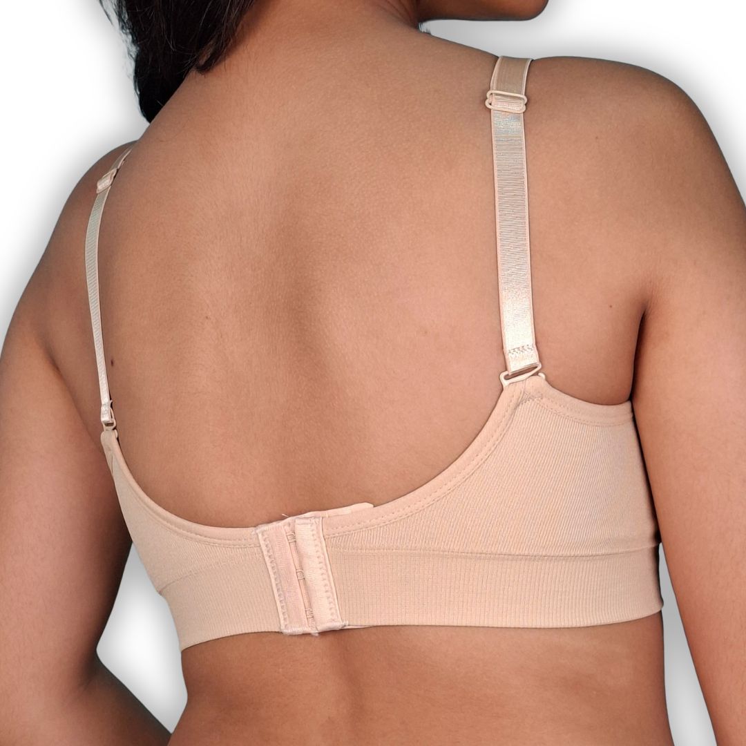 Modelo usando un brasier materno para lactancia de color beige de la marca Aosi Rose, textura acanalada, broches frontales de lactancia y abrochadura posterior