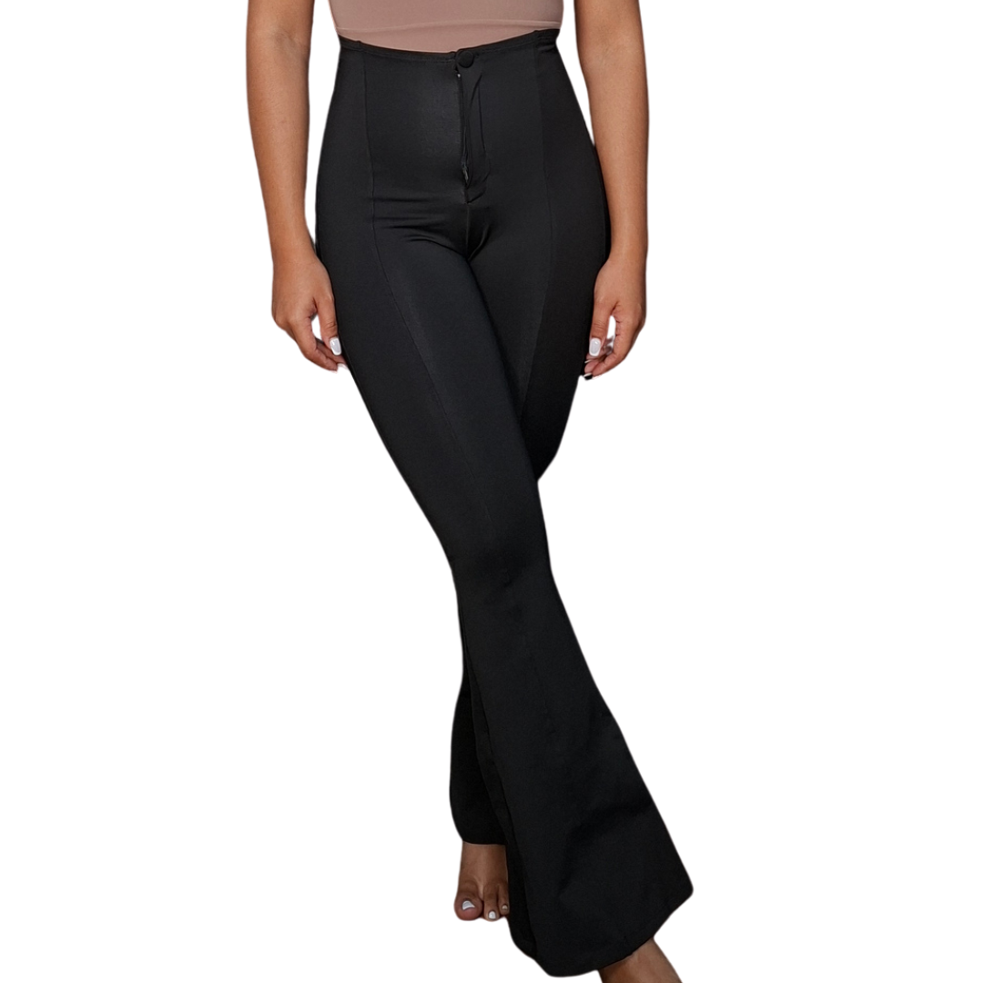 Mujer luciendo un pantalón negro de vestir estilo bota campana, combinado con una faja interna integrada de alta compresión que moldea el abdomen y define la cintura.