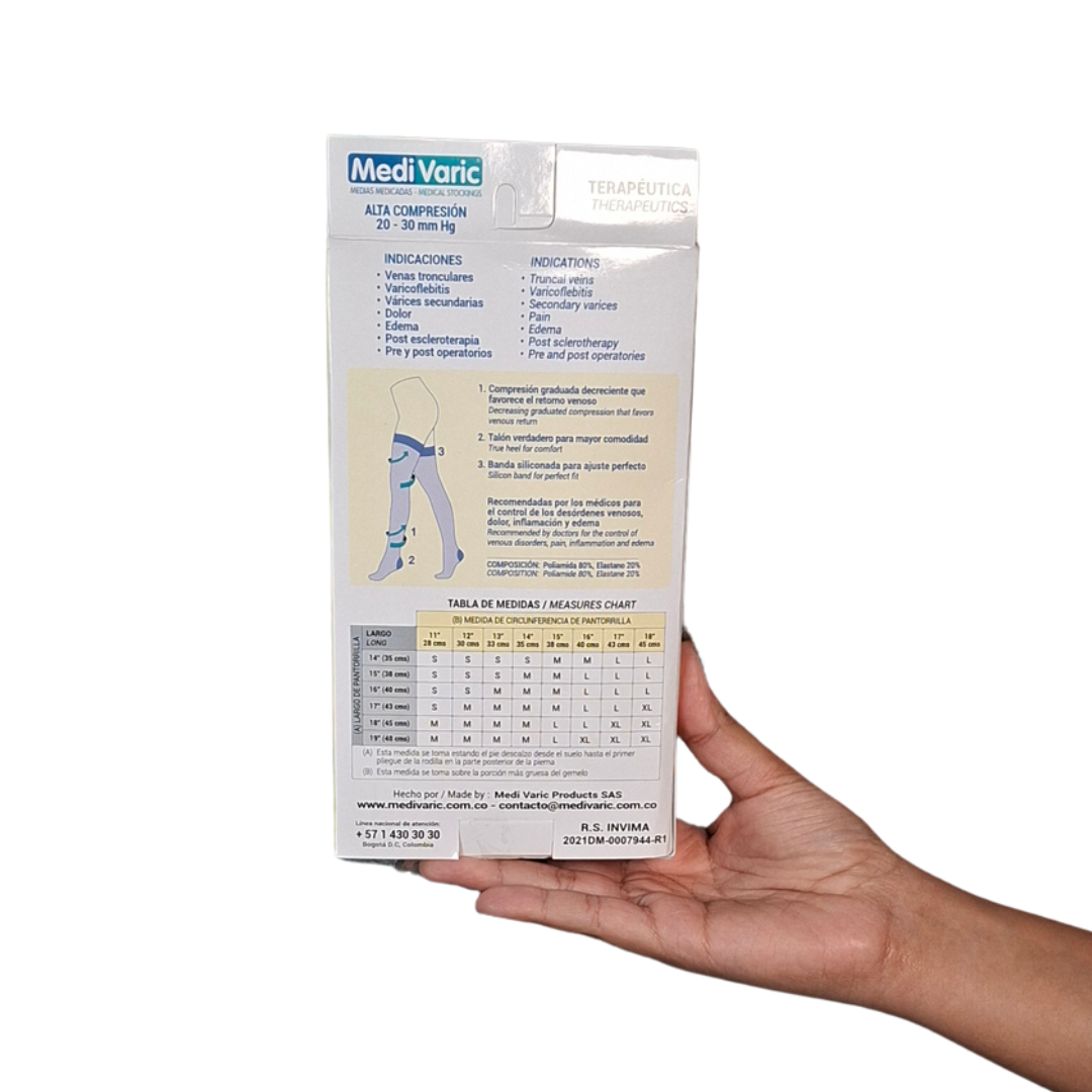 Medias de compresión graduada de 20-30mmHg que llegan hasta el muslo con banda de silicona texturizada en el borde superior, color beige, diseñadas para el tratamiento de varices avanzadas y recuperación.