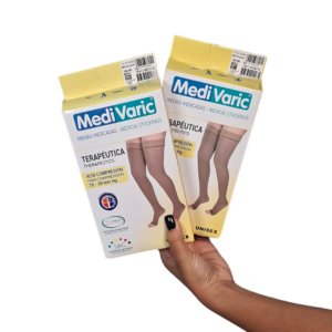 Medias de compresión graduada de 20-30mmHg que llegan hasta el muslo con banda de silicona texturizada en el borde superior, color beige, diseñadas para el tratamiento de varices avanzadas y recuperación.