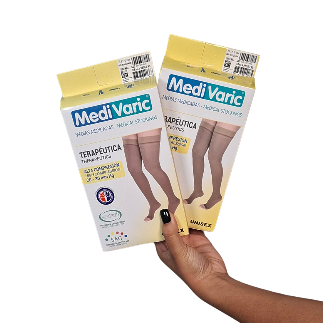 Medias de compresión graduada de 20-30mmHg que llegan hasta el muslo con banda de silicona texturizada en el borde superior, color beige, diseñadas para el tratamiento de varices avanzadas y recuperación.