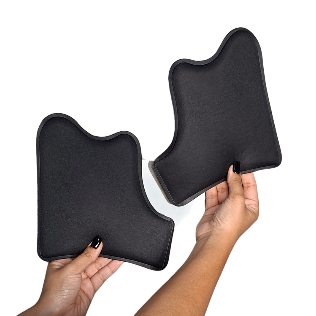 Par de tablas laterales postquirúrgicas SBELT de color negro, con diseño anatómico y bordes suaves, diseñadas para proteger los flancos y la cintura bajo la faja de compresión.