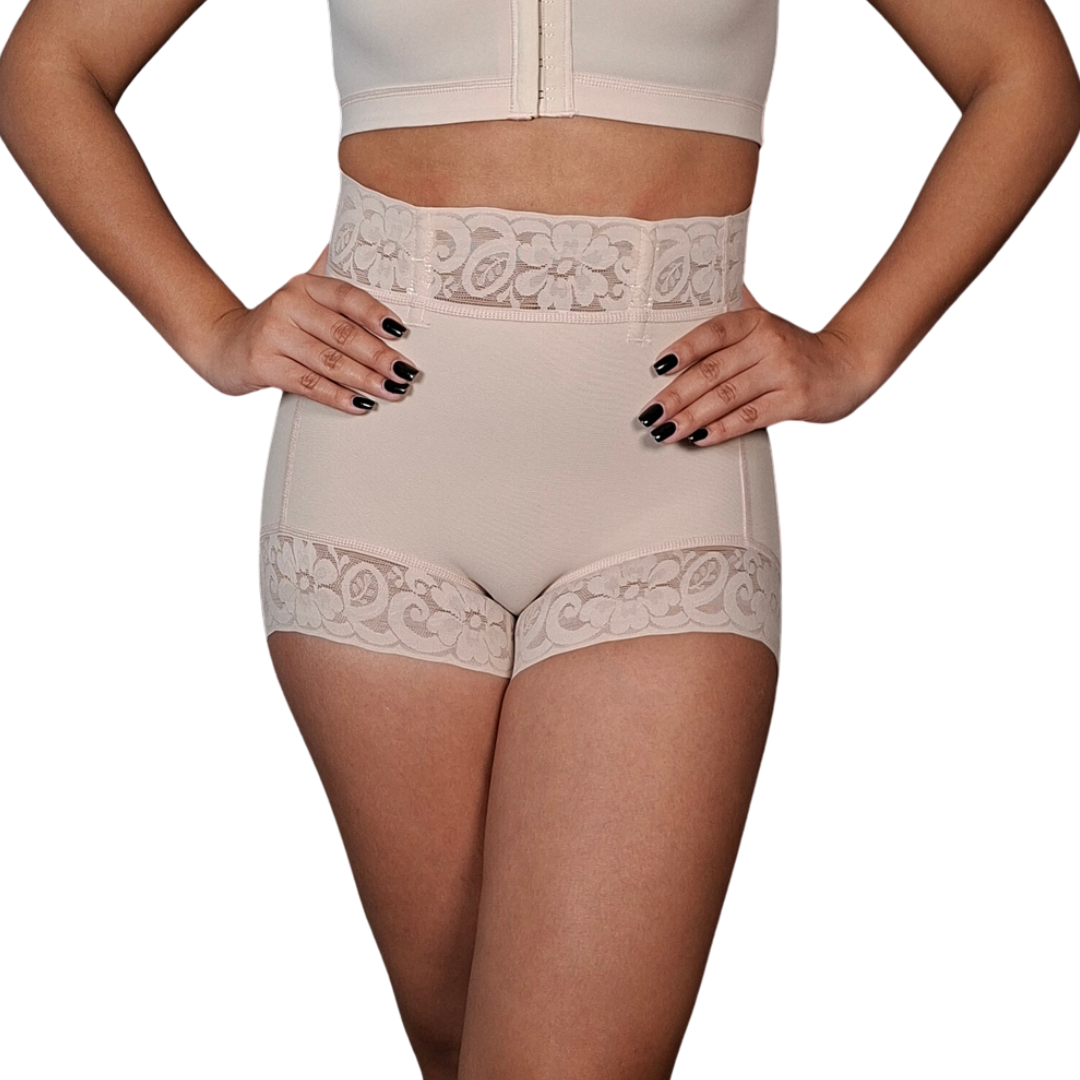 Vista de perfil que exhibe un panty short moldeador de color beige con costuras ergonómicas que perfilan y elevan la zona posterior de manera anatómica.