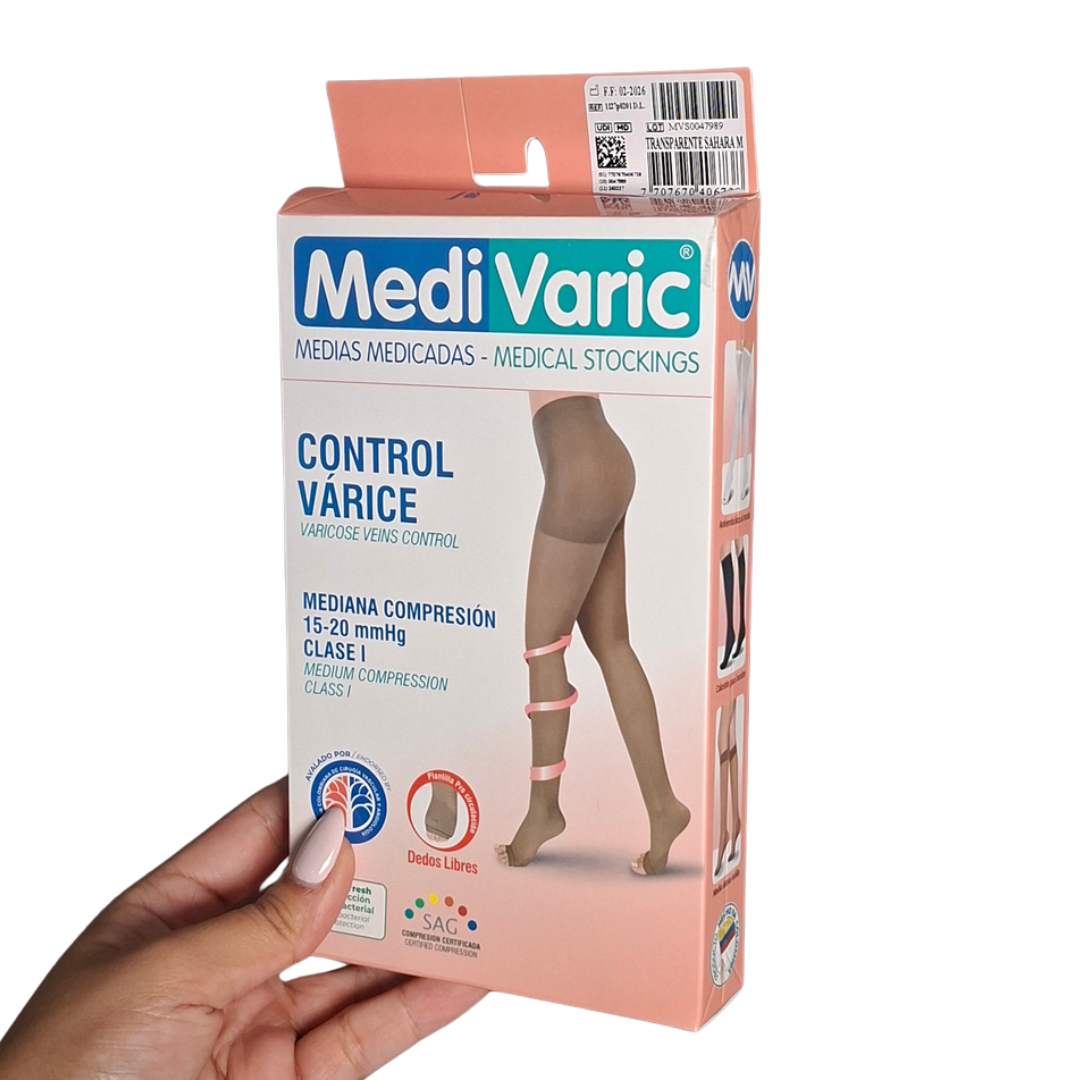 Empaque rectangular de medias medicadas control várice de mediana compresión 15-20 mmHg Clase I marca MediVaric. Muestra la ilustración del producto completo tipo pantimedia hasta la cadera en tono transparente Sahara o beige, con puntera de dedos libres y flechas rosadas en espiral que representan la compresión graduada en la pierna.