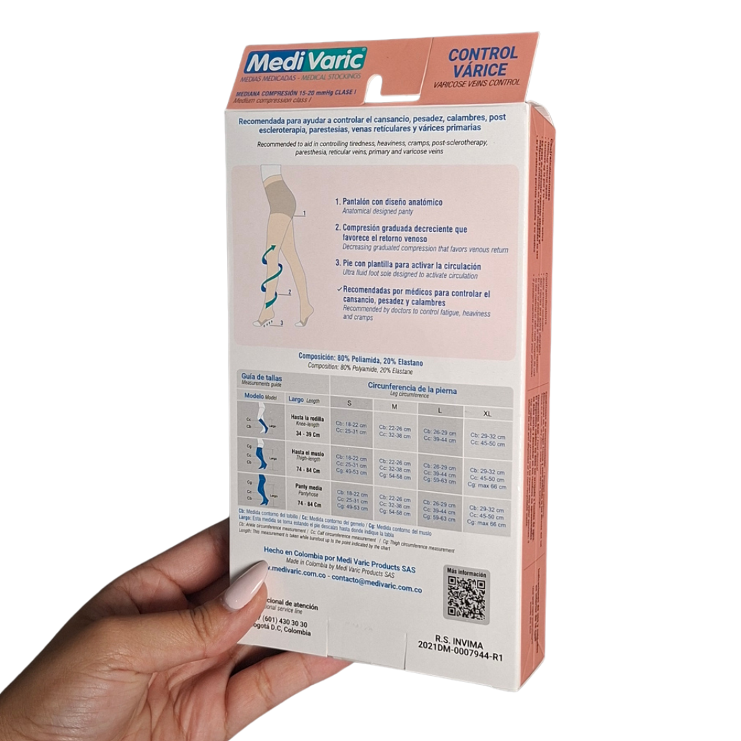Empaque rectangular de medias medicadas control várice de mediana compresión 15-20 mmHg Clase I marca MediVaric. Muestra la ilustración del producto completo tipo pantimedia hasta la cadera en tono transparente Sahara o beige, con puntera de dedos libres y flechas rosadas en espiral que representan la compresión graduada en la pierna.