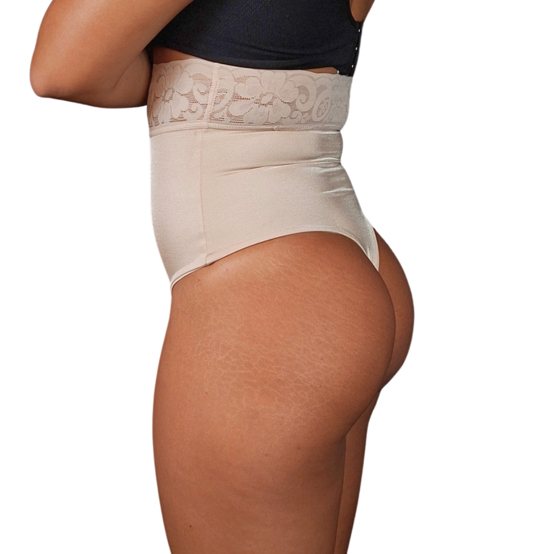 Vista lateral posterior que muestra el corte tipo hilo (thong) en la zona glútea y el amolde preciso sobre la cintura y el abdomen.