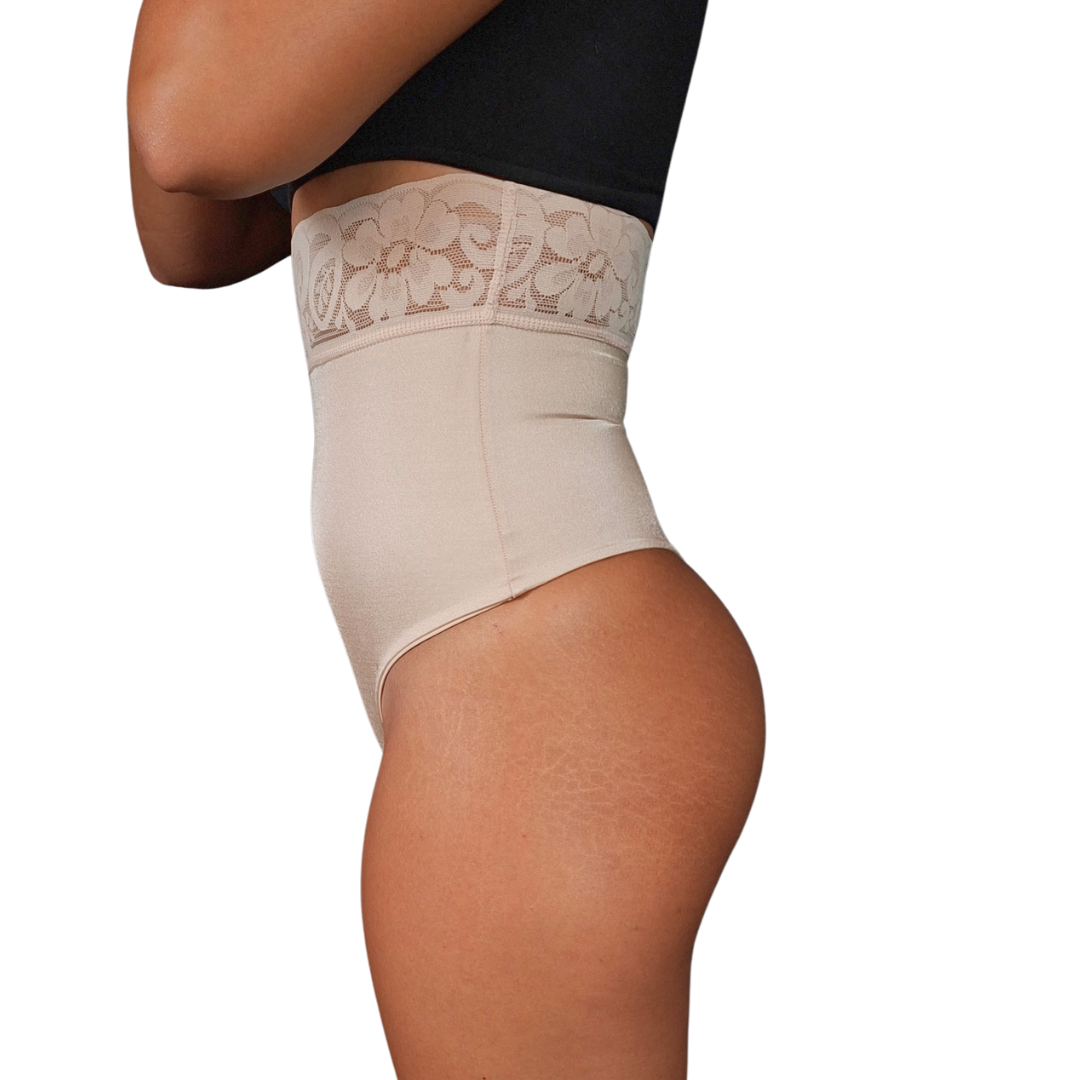 Vista de perfil del panty moldeador de talle alto, destacando la compresión suave del abdomen y la terminación limpia sobre la cadera.